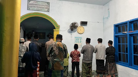 Program KKN-T UNIRA Tingkatkan Minat Warga Srigonco Salat Berjamaah di Masjid Al Furqon