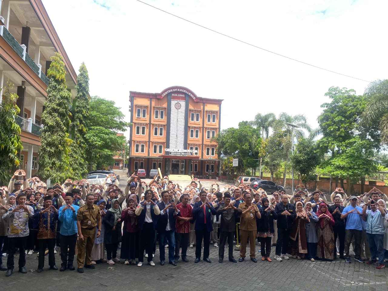 Tabuh Kentongan Rektor UNIRA Resmi Lepas Pasukan Penguat Ekosistem Wisata ke-10 Kecamatan