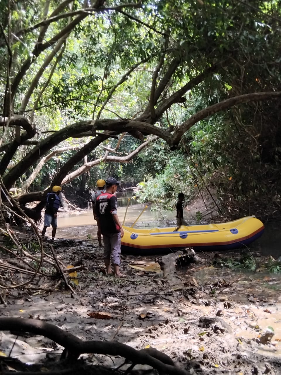 Mahasiswa KKN-T Kelompok 2 UNIRA Berkolaborasi dengan Tim wisata Muara Paradise Untuk Memperluas Jalur Rafting di Desa Srigonco
