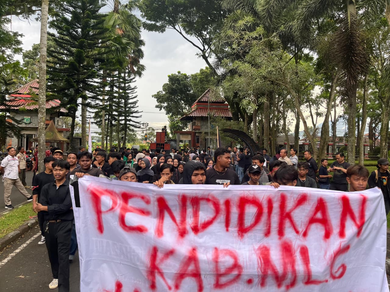 Aksi BEM Kabupaten Malang di Kantor Bupati Ricuh, Tuntut Kejelasan Nasib Guru dan Kepala Sekolah.